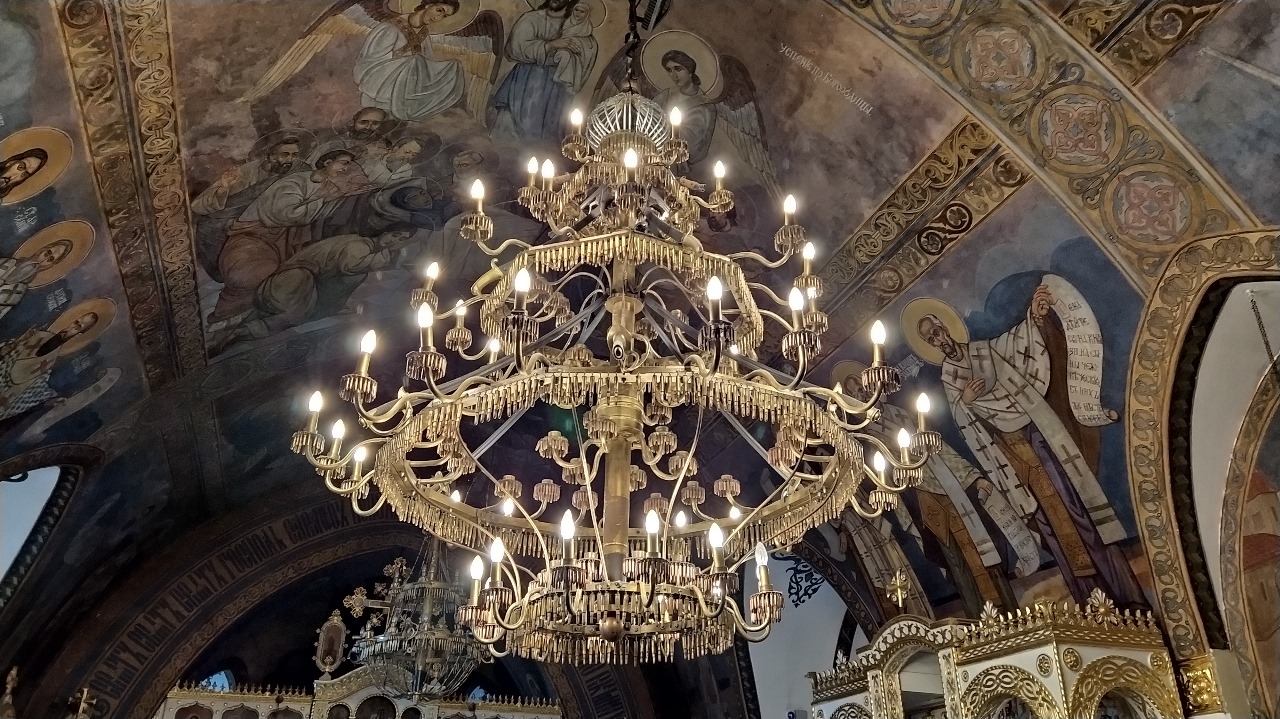 italian chandelier style position